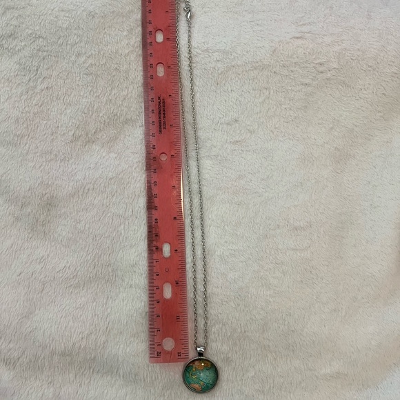 World globe necklace - Picture 2 of 4